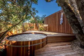 Aura Hot Tub Retreat - Unique Cedar Hot Tub Experience, 650m to Tyrone Foreshore